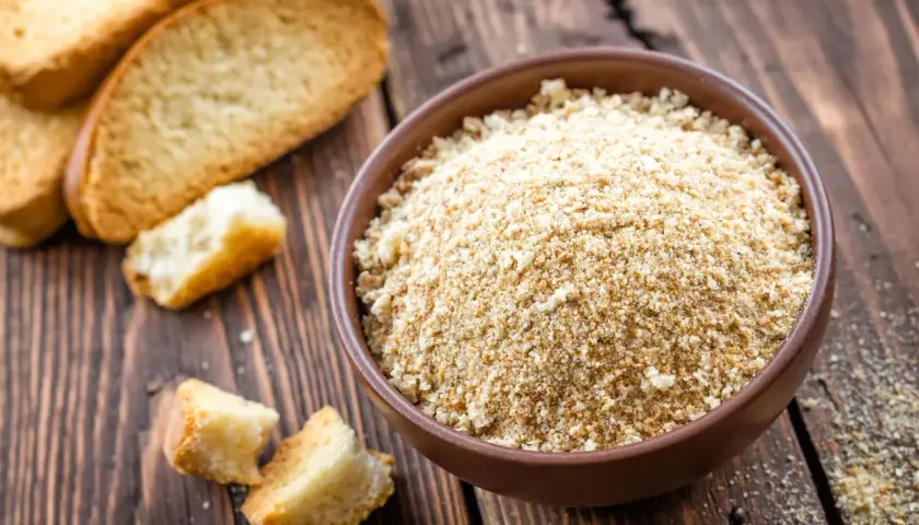 Frisches Paniermehl, frisch zubereitet aus geröstetem Brot. Perfekt, um paniermehl selber machen zu lernen und Gerichten Textur zu verleihen.