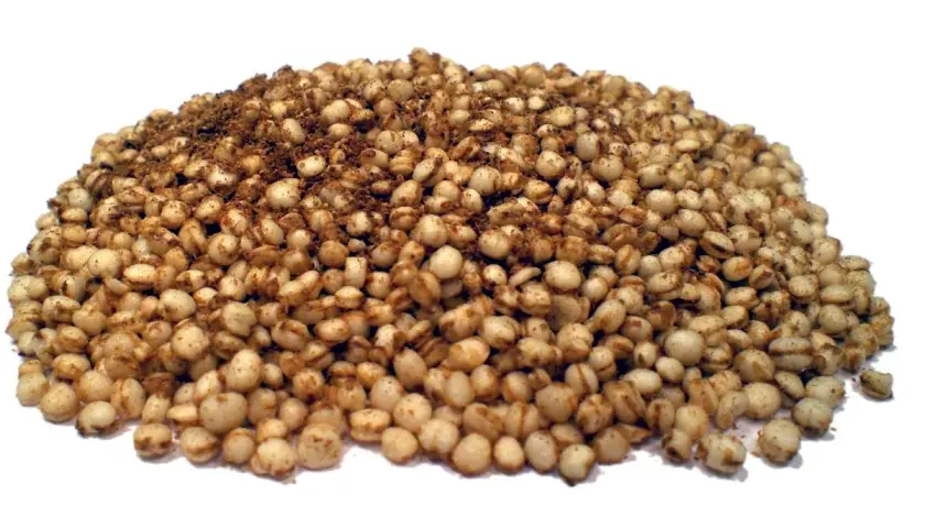 Ein Haufen knuspriger, gerösteter Quinoa Pops mit Gewürzen.