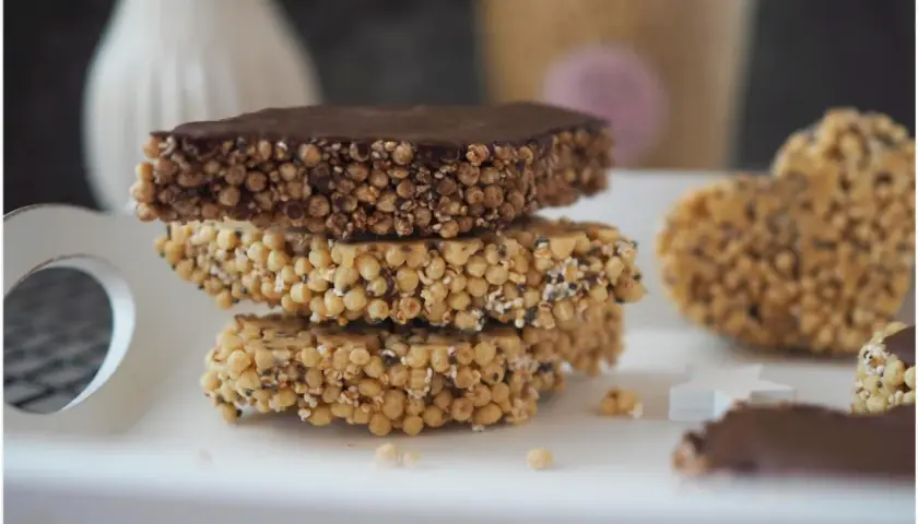 Gepufftes Quinoa Riegel: Leckere Snacks mit Schokolade, die zeigen, wie einfach die Zubereitung ist.