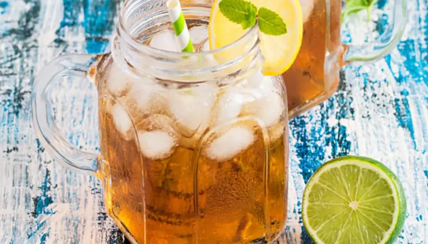Erfrischender Eistee selber machen ohne Zucker. Eisgekühlte Gläser mit Zitrone und Minze.