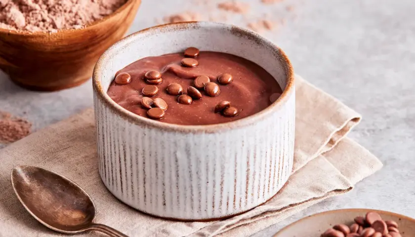 Schokoladenpudding mit Schokotröpfchen, bereit zum Genießen. Perfekt, um Pudding selber machen zu lernen.