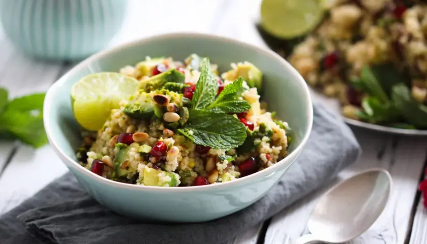 Bunter Salat mit Granatapfel, Avocado und Minze – eine köstliche Couscous-Alternative.