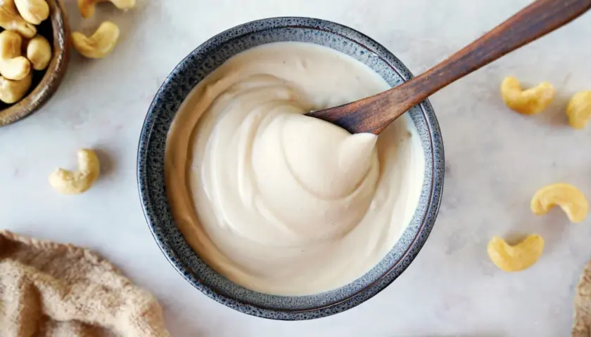 Cremige Cashewmilch, die Lust auf selber machen macht. Ein Löffel verrät die samtige Konsistenz.
