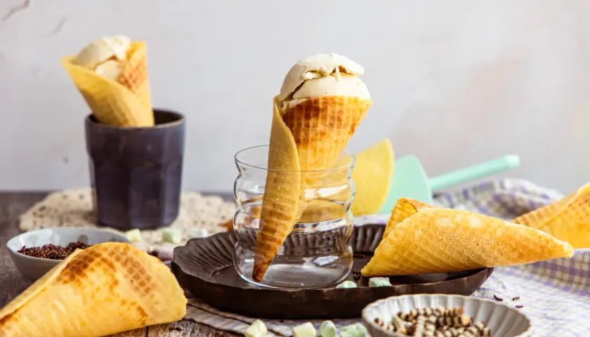 Eiswaffeln selber machen: goldbraune Waffeln mit Vanilleeis, Schokostreuseln und bunten Marshmallows.
