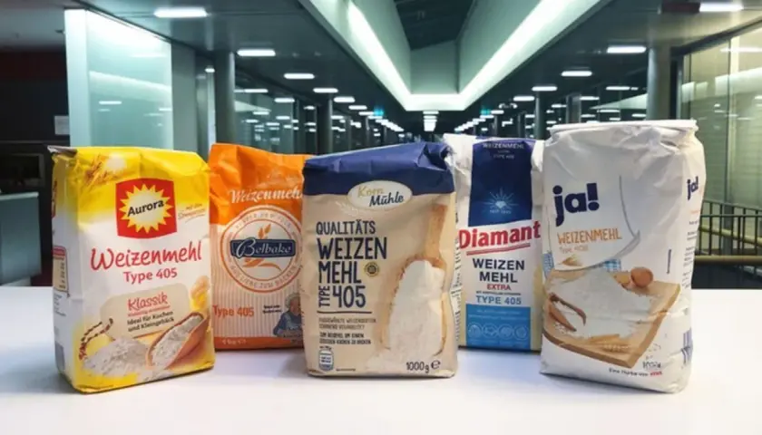 Fünf Säcke Weizenmehl Type 405 stehen nebeneinander. Welches Mehl zum Kuchen backen? Hier ist die Auswahl!