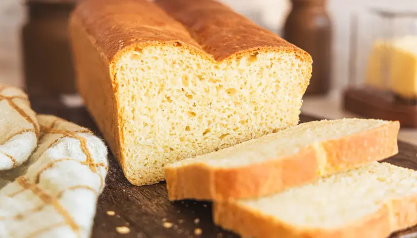 Frisch gebackenes Toastbrot, weich und goldbraun. Perfekt zum Toasten und Genießen.
