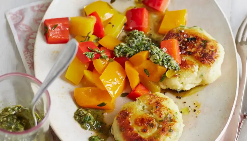 Zarte kartoffelküchlein aus gekochten Kartoffeln, serviert mit bunter Paprika und Kräuterpesto.