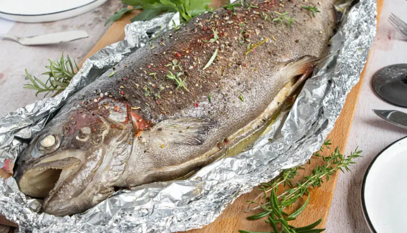 Saftige Lachsforelle im Backofen, mit Kräutern und Gewürzen verfeinert, bereit zum Servieren.
