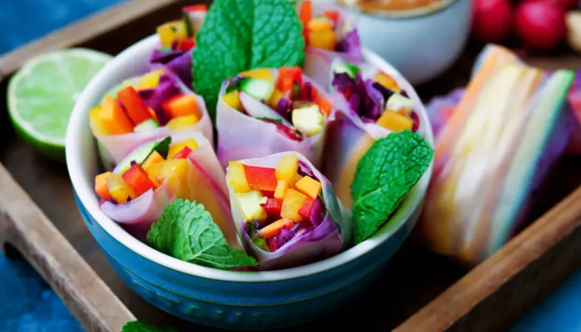 Frische Sommerrollen mit buntem Gemüse und Minze, ein tolles Sommerrollen Rezept für heiße Tage.