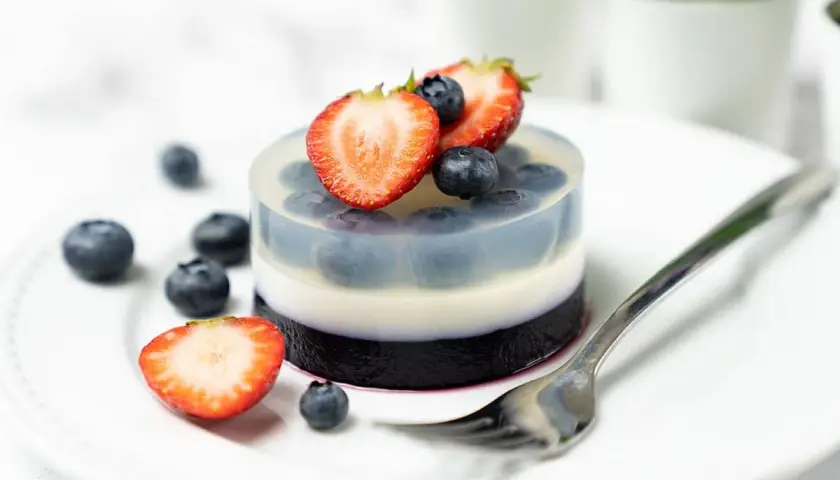 Schichtdessert mit Blaubeeren und Erdbeeren, zubereitet mit Agar Agar statt Gelatine. Ein leichter Genuss!