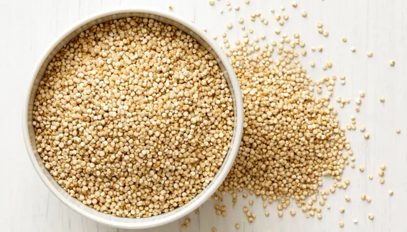 Eine Schüssel mit gepufftem Amaranth, bereit zum Essen. Die kleinen, hellen Körner sind ein gesunder Snack.