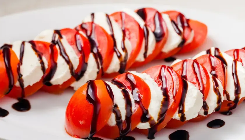 Caprese-Salat mit Tomaten, Mozzarella und Balsamico-Creme. So einfach lässt sich Balsamico Creme selber machen!