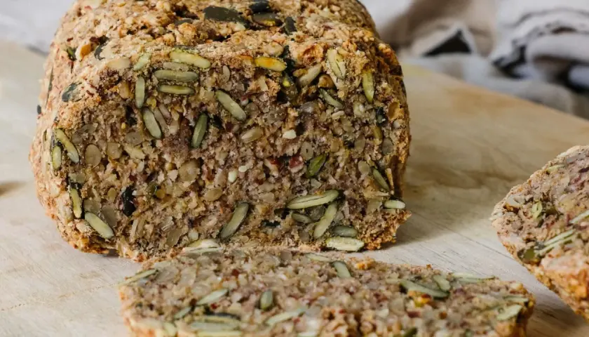 Saatenbrot rezept: Ein rustikales Brot voller Sonnenblumenkerne, Kürbiskerne und Leinsamen, perfekt für ein gesundes Frühstück.