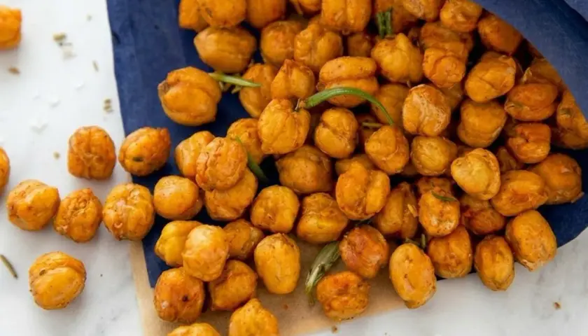 Knusprig geröstete Kichererbsen, perfekt zum Backen und als Snack. Mit Rosmarin verfeinert.