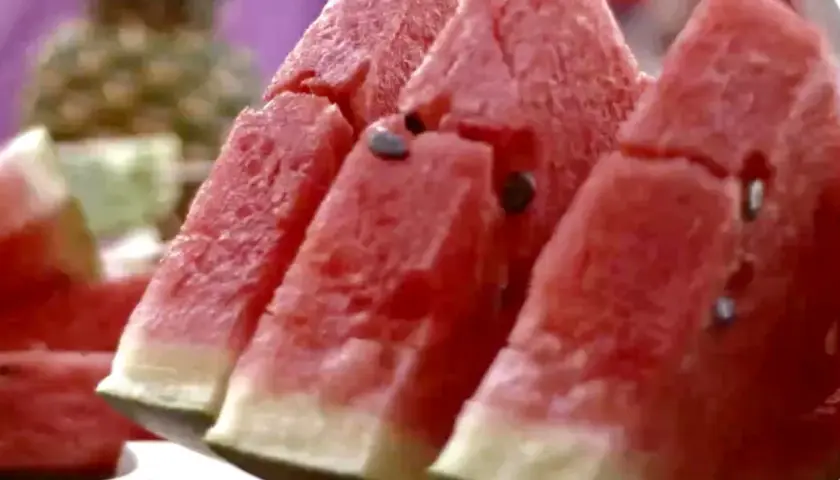 Saftige Wassermelonenstücke mit Kernen, bereit zum Genießen. Das Essen von Wassermelone mit Kernen ist eine gesunde Erfrischung.