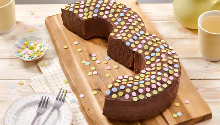 Schokoladenkuchen mit bunten Streuseln, perfekt zum Kuchen backen mit Zutaten, die man immer im Haus hat.