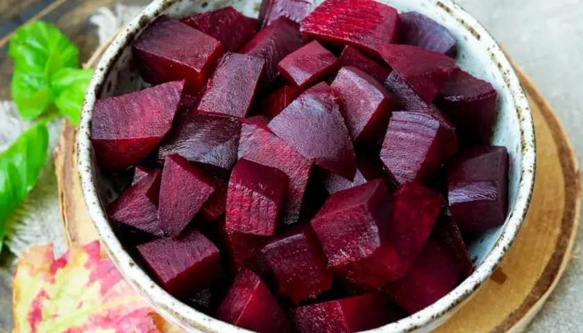 Schon gewusst, wie lange rote Bete kochen? Hier sind die gekochten, gewürfelten Rote Bete in einer Schüssel, bereit für Salate oder als Beilage.