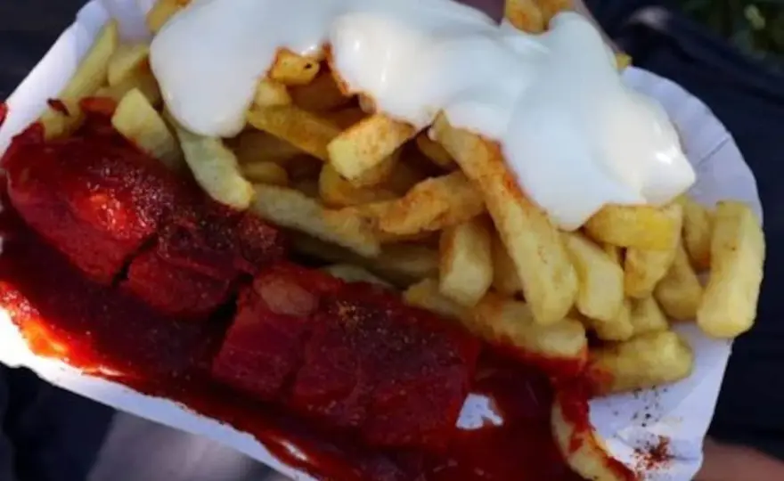 Currywurst Rezept - So gelingt der Imbiss-Klassiker zu Hause