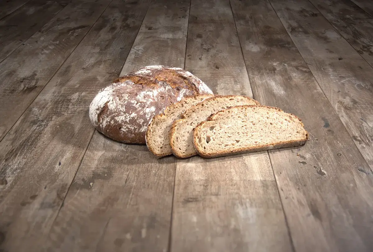 Frisch gebackenes Brot, perfekt geschnitten. Die richtige Temperatur beim Brot backen sorgt für diese Kruste und Krume.