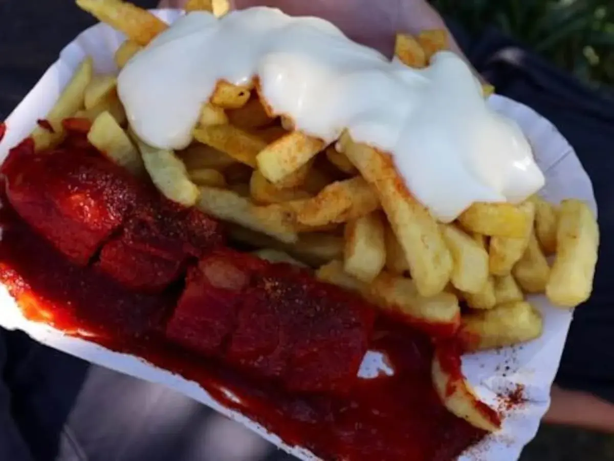 Leckere Currywurst mit Pommes und Mayo, ein Klassiker, der immer schmeckt. Dieses Currywurst Rezept ist einfach und schnell gemacht.