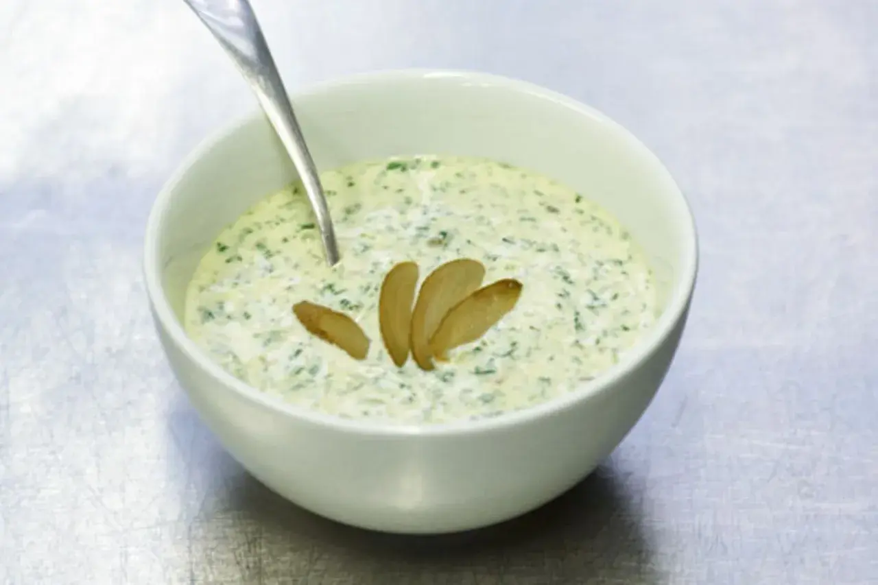 Cremige Remoulade mit Kräutern und Gewürzgurkenstücken, perfekt für Ihr nächstes remoulade rezept.