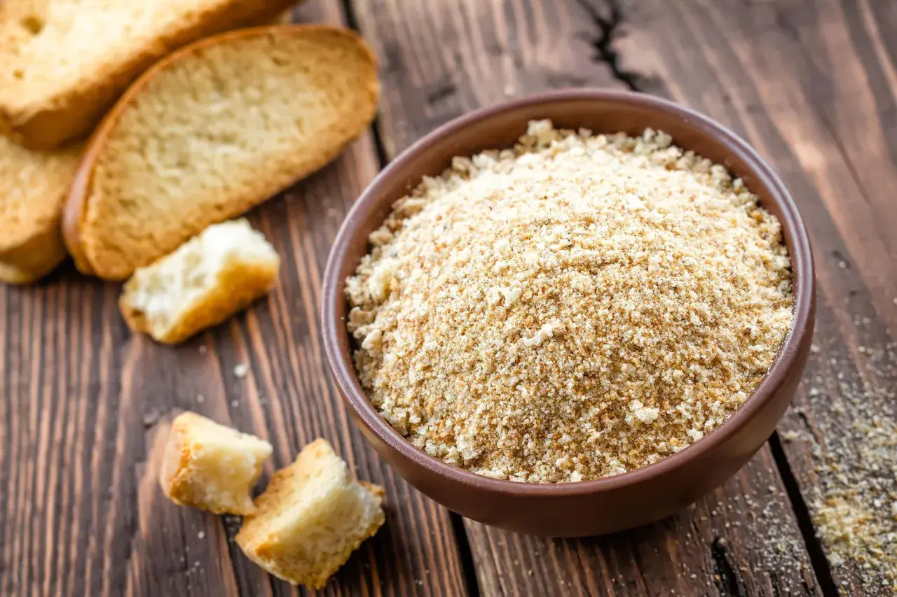 Frisches Paniermehl, frisch zubereitet aus geröstetem Brot. Perfekt, um paniermehl selber machen zu lernen und Gerichten Textur zu verleihen.