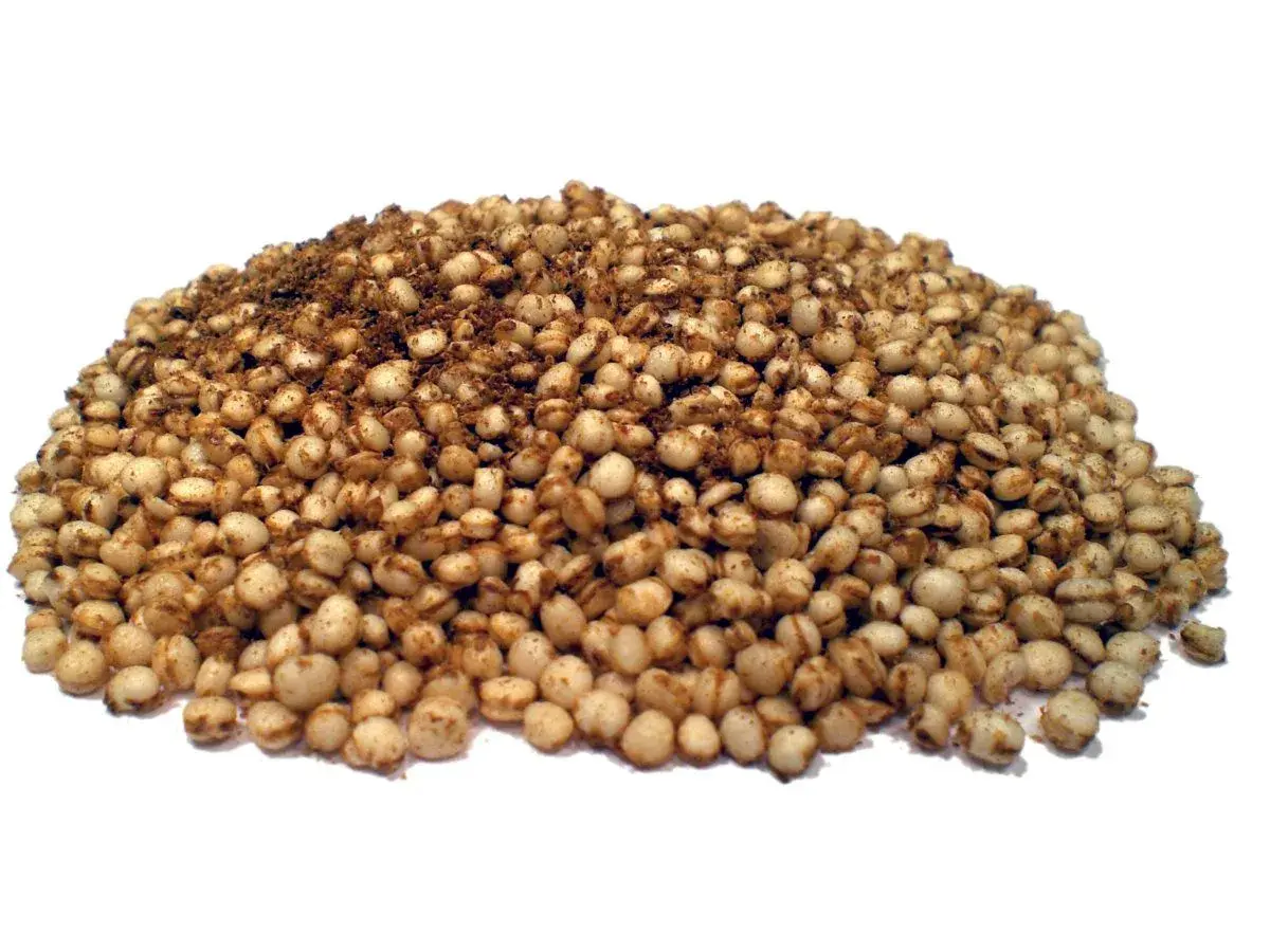 Ein Haufen knuspriger, gerösteter Quinoa Pops mit Gewürzen.