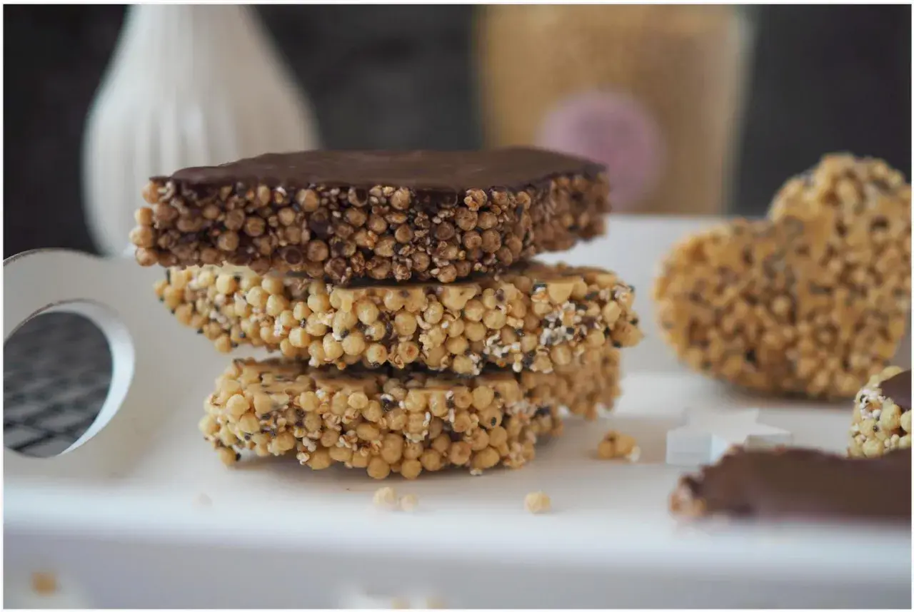Gepufftes Quinoa Riegel: Leckere Snacks mit Schokolade, die zeigen, wie einfach die Zubereitung ist.
