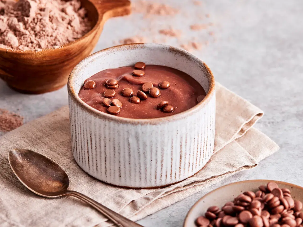 Schokoladenpudding mit Schokotröpfchen, bereit zum Genießen. Perfekt, um Pudding selber machen zu lernen.