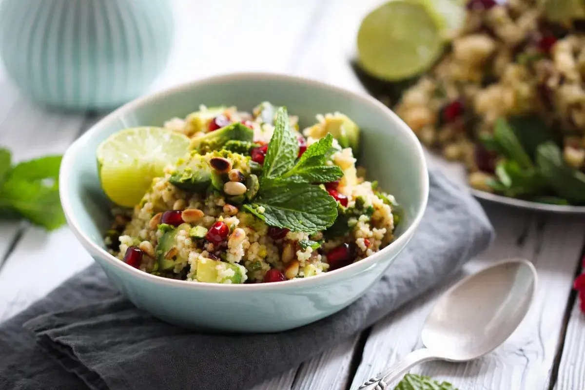 Bunter Salat mit Granatapfel, Avocado und Minze – eine köstliche Couscous-Alternative.