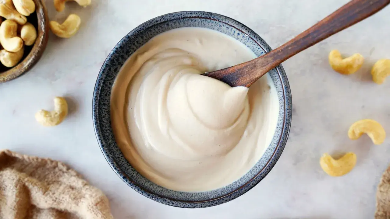 Cremige Cashewmilch, die Lust auf selber machen macht. Ein Löffel verrät die samtige Konsistenz.