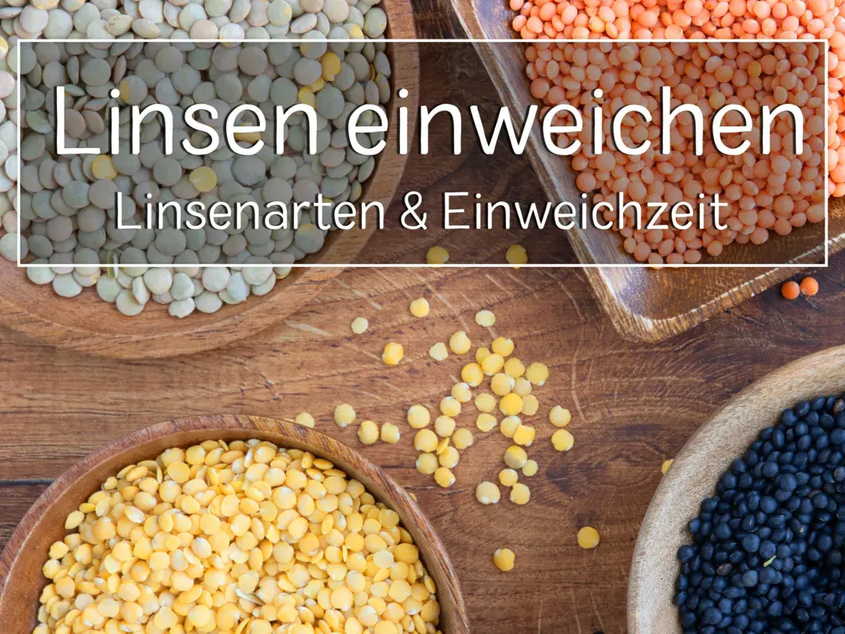 Verschiedene Linsensorten in Holzschalen: grüne, rote, gelbe und schwarze Linsen. Erfahren Sie, ob man rote Linsen einweichen muss.