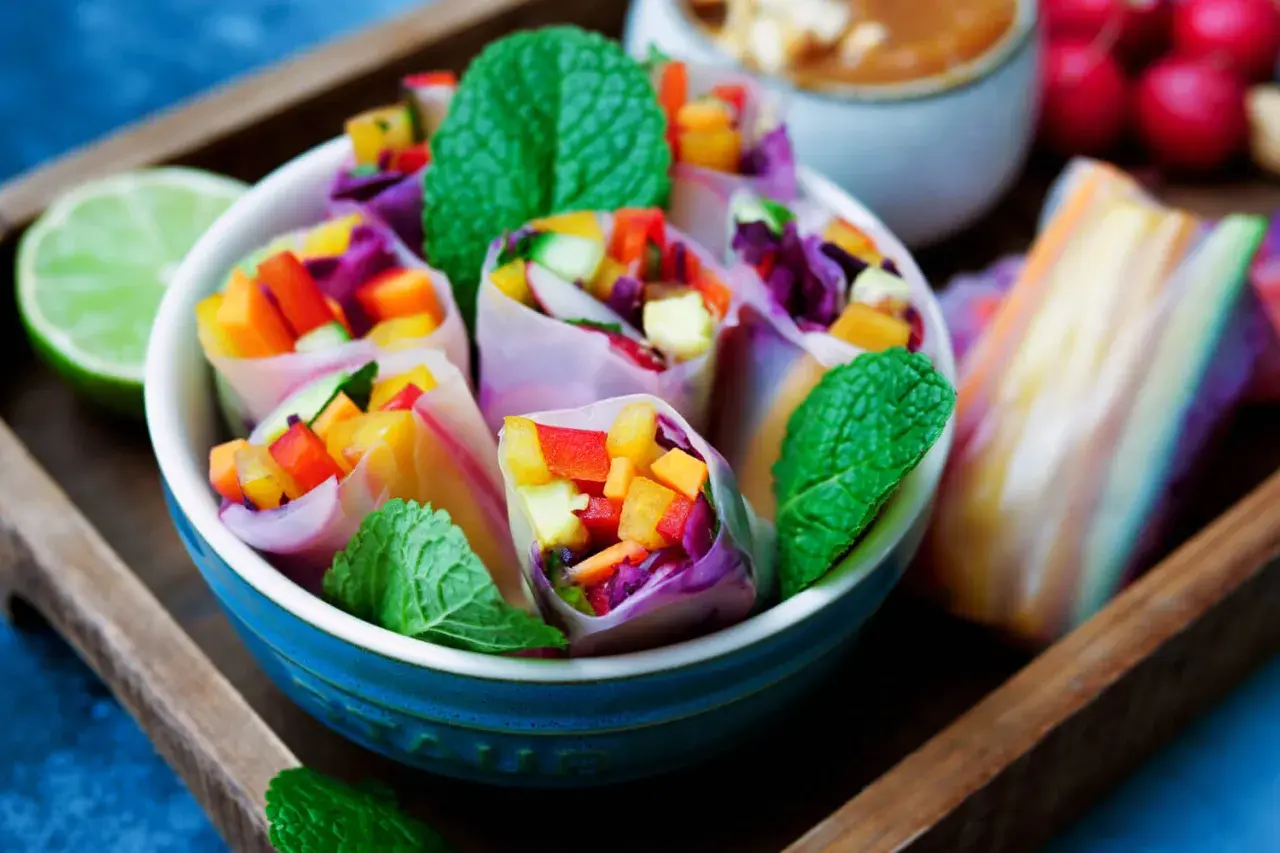 Frische Sommerrollen mit buntem Gemüse und Minze, ein tolles Sommerrollen Rezept für heiße Tage.