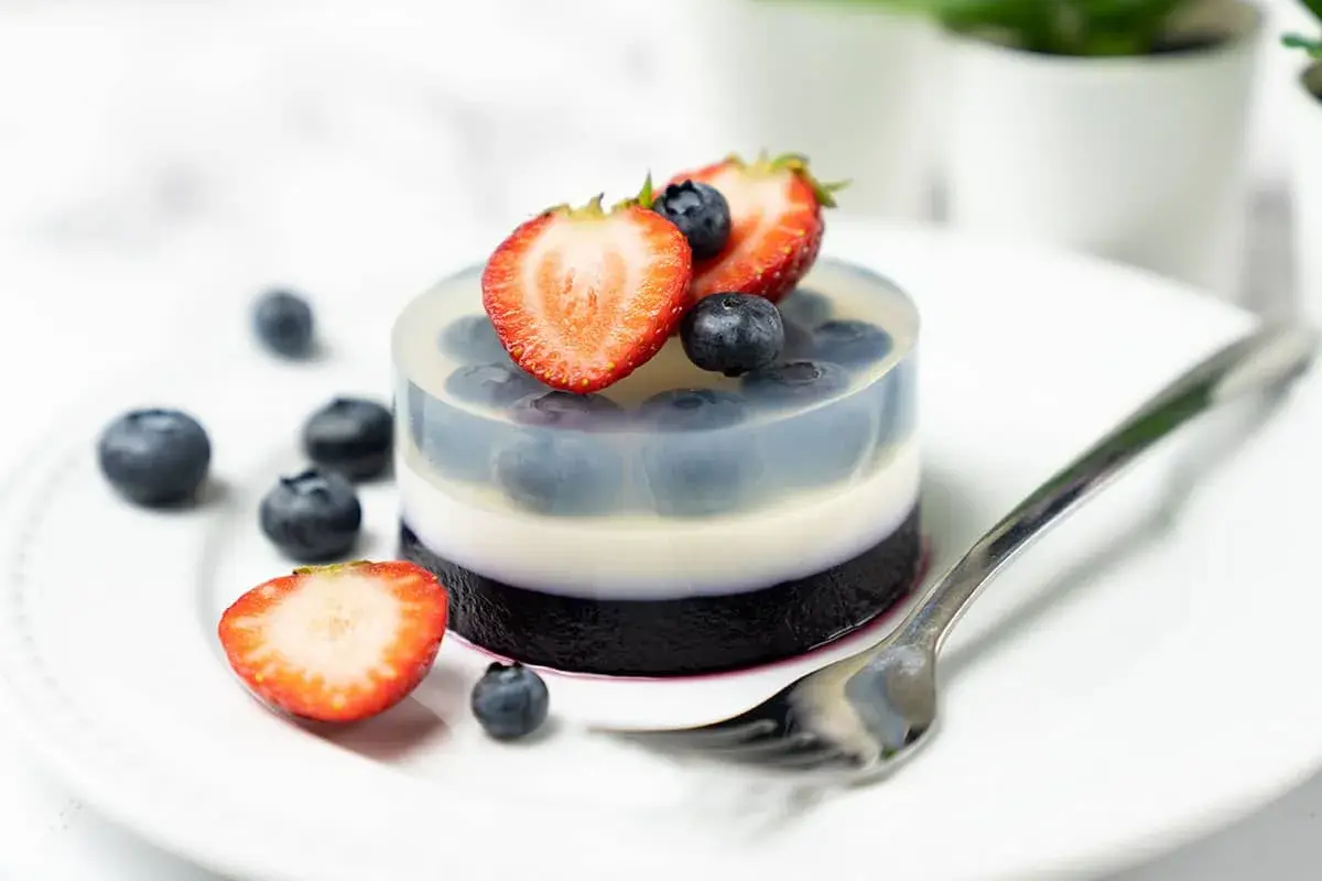 Schichtdessert mit Blaubeeren und Erdbeeren, zubereitet mit Agar Agar statt Gelatine. Ein leichter Genuss!