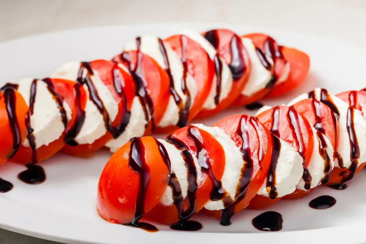 Caprese-Salat mit Tomaten, Mozzarella und Balsamico-Creme. So einfach lässt sich Balsamico Creme selber machen!