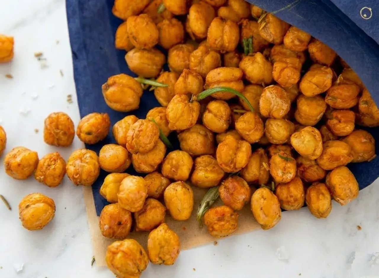 Knusprig geröstete Kichererbsen, perfekt zum Backen und als Snack. Mit Rosmarin verfeinert.