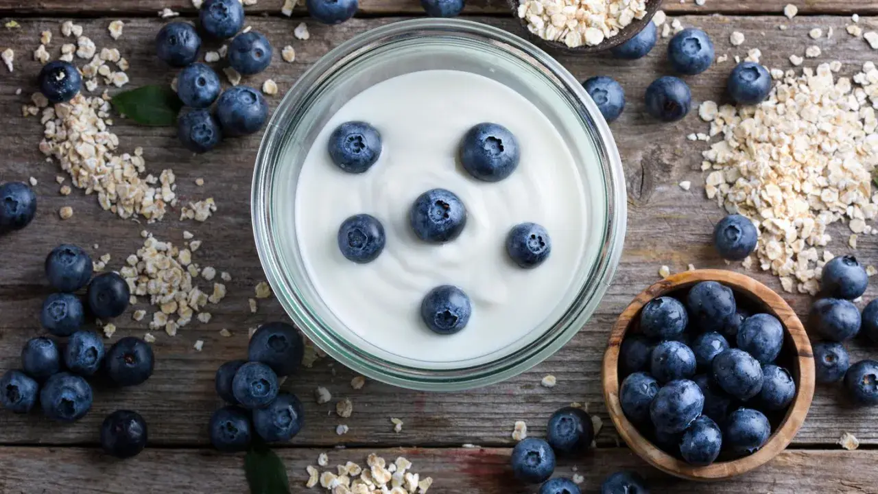 Frischer, veganer Joghurt mit Blaubeeren und Haferflocken – so einfach lässt sich veganen Joghurt selber machen.