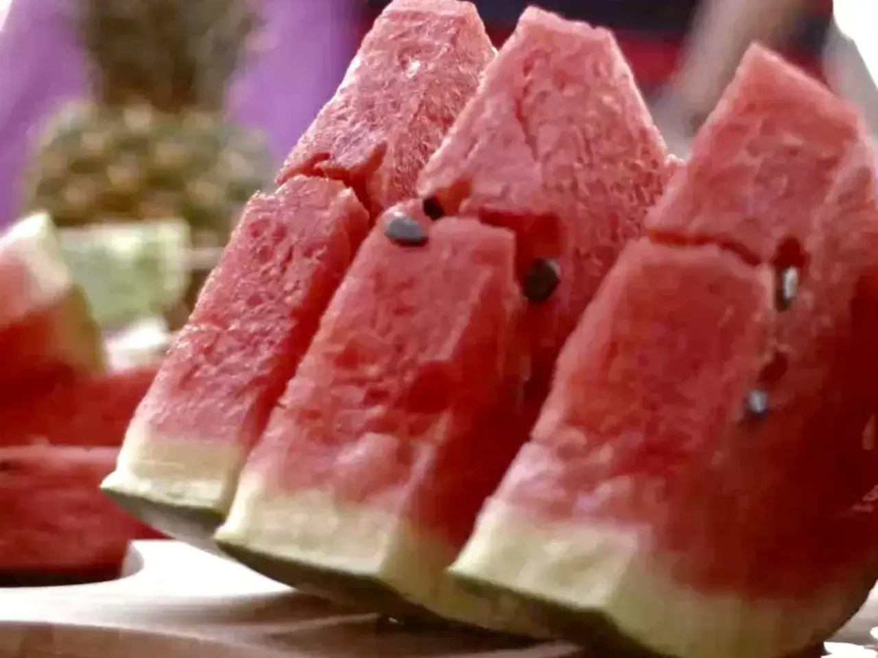 Saftige Wassermelonenstücke mit Kernen, bereit zum Genießen. Das Essen von Wassermelone mit Kernen ist eine gesunde Erfrischung.