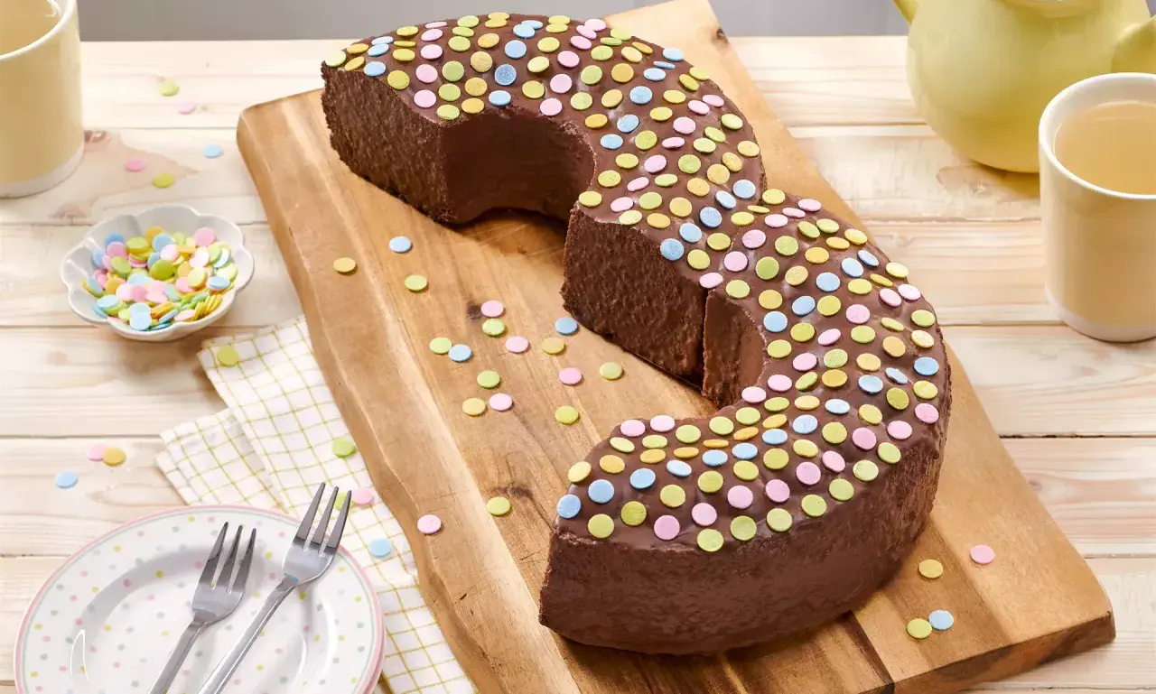 Schokoladenkuchen mit bunten Streuseln, perfekt zum Kuchen backen mit Zutaten, die man immer im Haus hat.