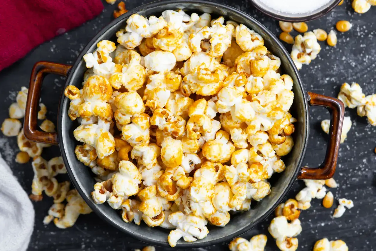 Sch&uuml;ssel voller frisch zubereitetem Popcorn, perfekt f&uuml;r einen gem&uuml;tlichen Filmabend. So einfach ist Popcorn selber machen!