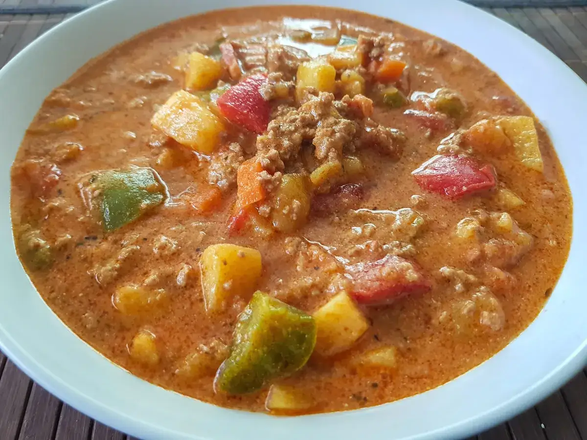Herzhafter Bauerntopf mit Hackfleisch, Kartoffeln und Paprika in cremiger Sauce. Ein tolles bauerntopf rezept f&uuml;r die ganze Familie.