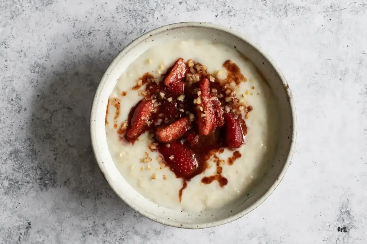 Cremiger Haferbrei mit Erdbeeren und Nüssen, ein köstliches Rezept für einen gesunden Start in den Tag.