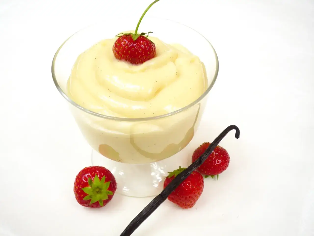 Cremiger Vanillepudding, frisch zubereitet, mit Erdbeeren und Vanilleschote garniert. Perfekt zum Pudding selber machen!