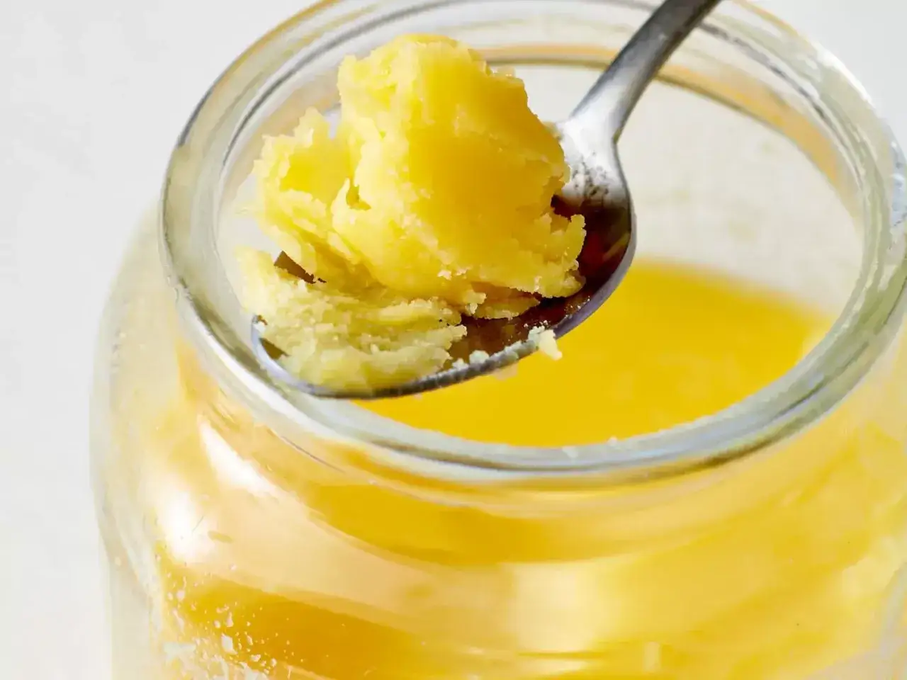 Ein L&ouml;ffel voll goldgelbem Ghee, frisch zubereitet. Perfekt zum Kochen und Backen, wenn Sie Ghee selber machen.