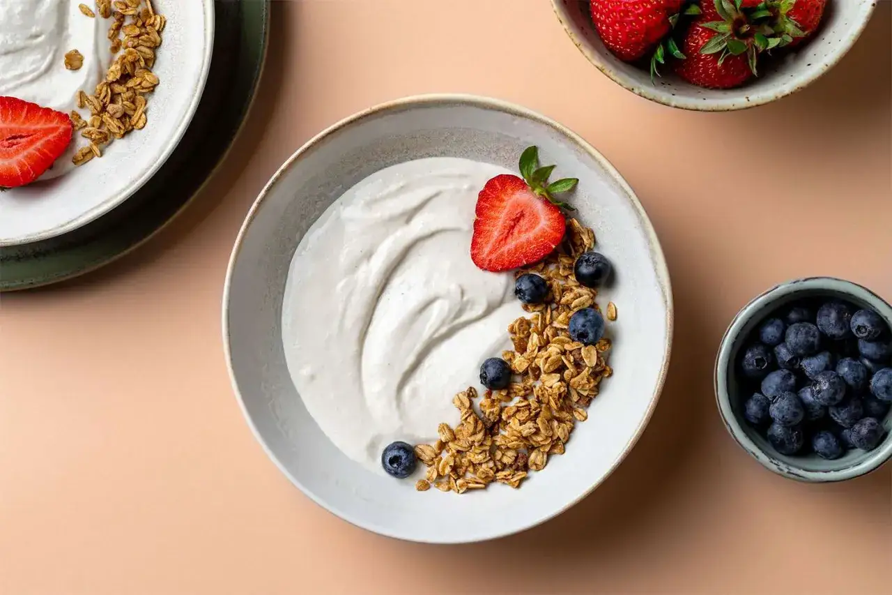 Cremiger, veganer Joghurt mit Granola, Erdbeeren und Blaubeeren. Perfekt, um veganen Joghurt selber machen zu lernen.