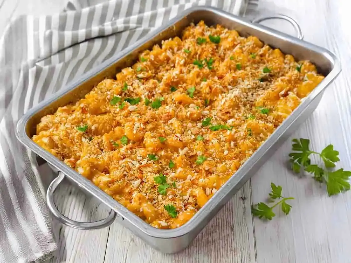 Herzhaftes Mac and Cheese aus dem Ofen, mit knuspriger Kruste. Perfekt als hefeflocken ersatz f&uuml;r veganen K&auml;segenuss.