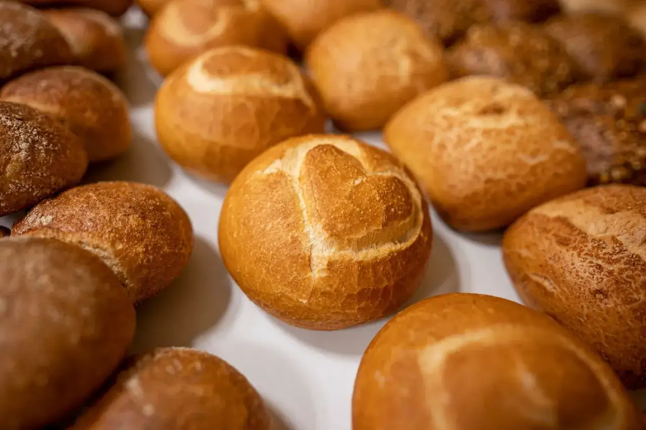 Frisch aufgebackene Br&ouml;tchen, bereit zum Genuss. Alte Semmeln aufbacken f&uuml;r ein knuspriges Fr&uuml;hst&uuml;ck.