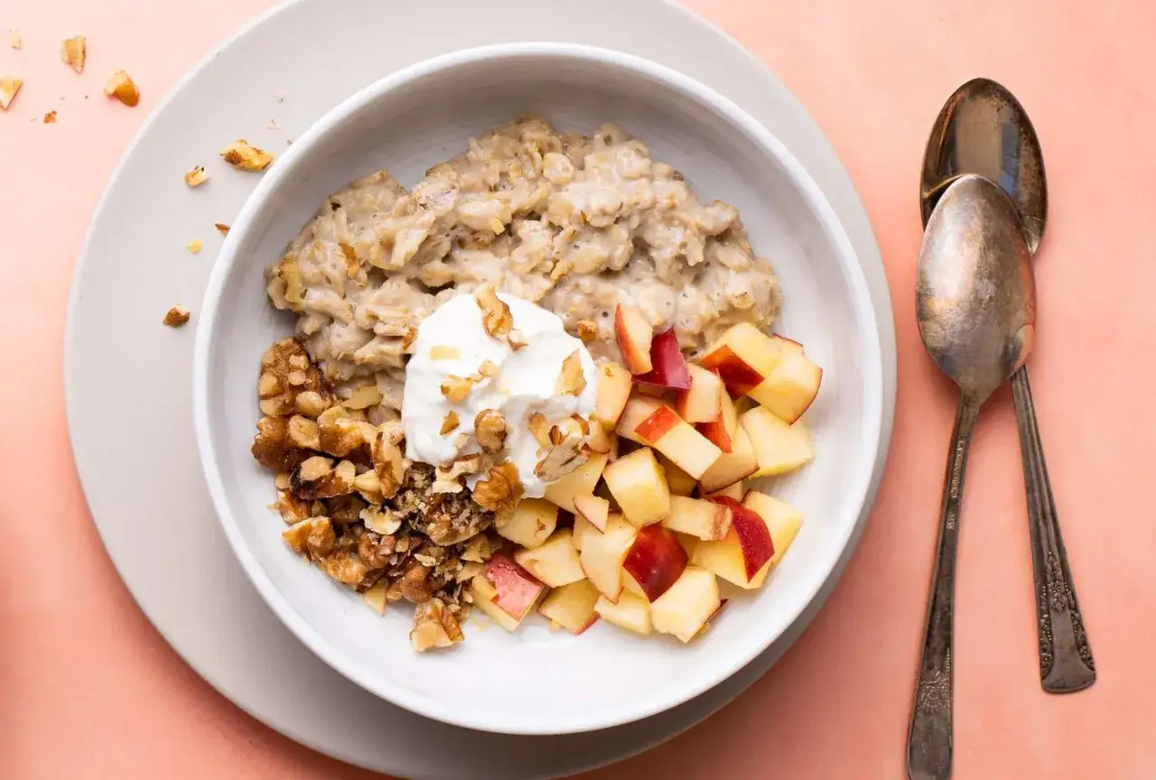 Ein Sch&uuml;ssel Porridge, was ist das? Haferflocken mit Joghurt, &Auml;pfeln und Waln&uuml;ssen.