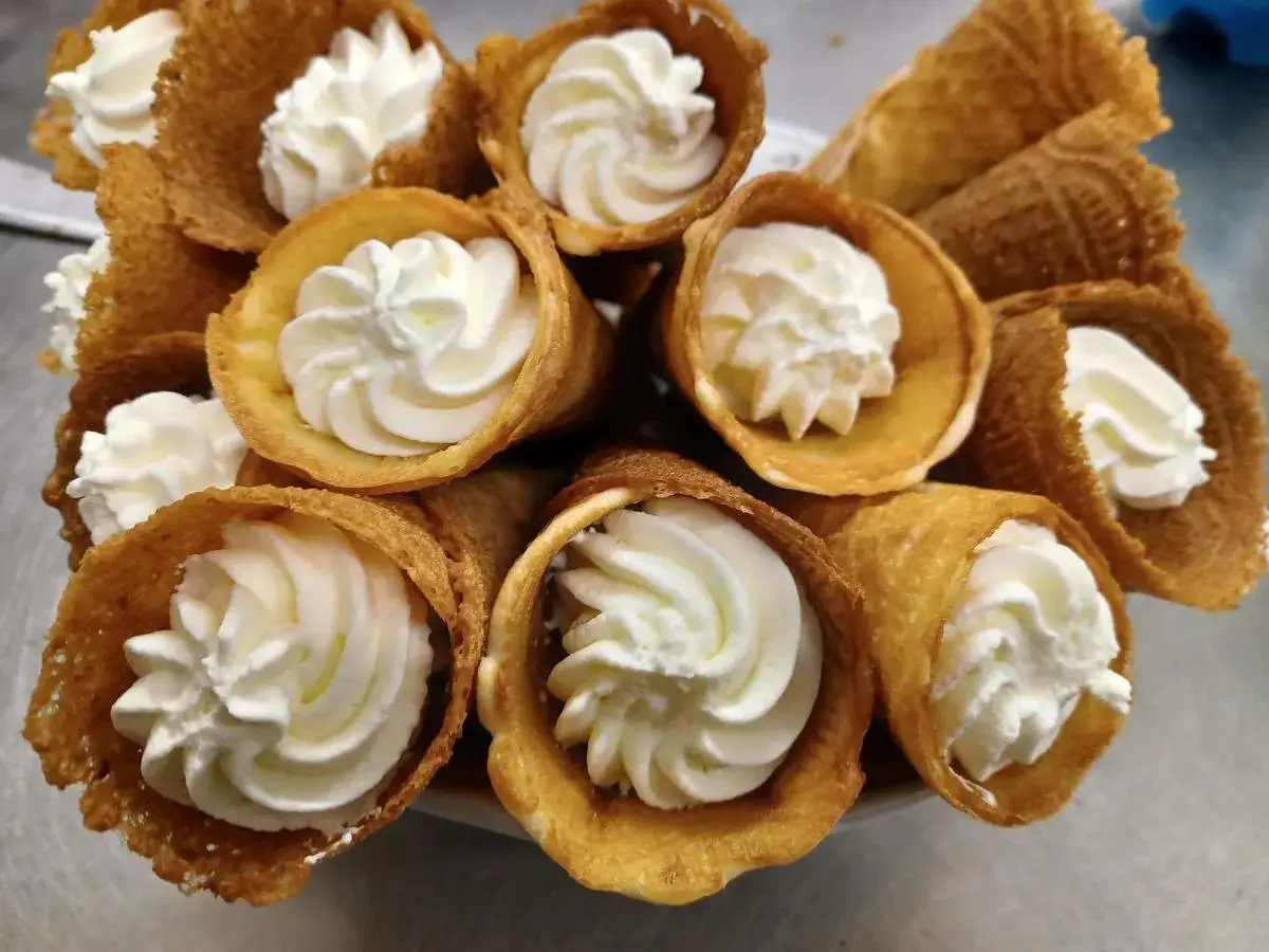 Selbstgemachte eiswaffeln mit Sahne gef&uuml;llt. Ein Genuss zum Eis selber machen!