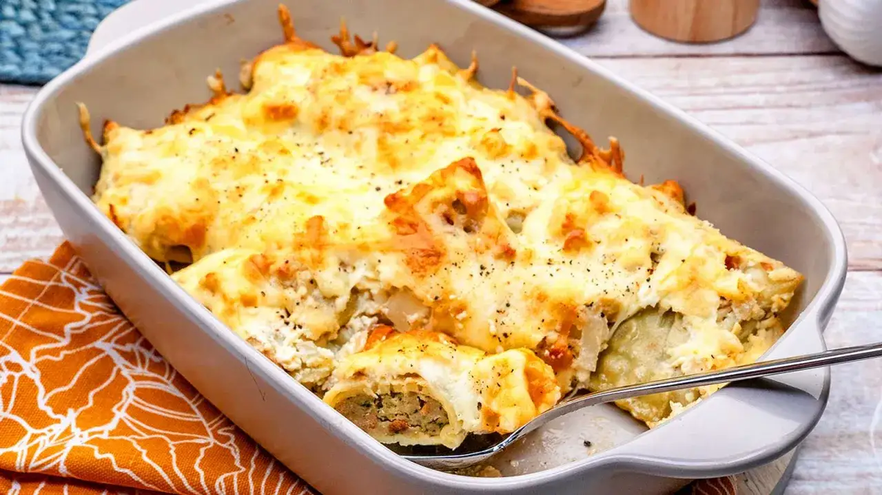 Herzhafter Maultaschen Auflauf mit geschmolzenem K&auml;se, perfekt f&uuml;r kalte Tage.